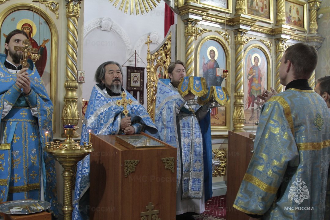 Сотрудники Донского МЧС приняли участие в благодарственном молебне в честь образа Божьей  Матери «Неопалимая Купина»