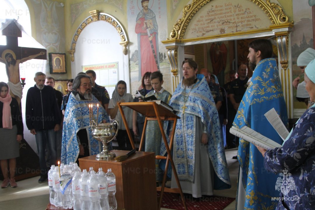 Сотрудники Донского МЧС приняли участие в благодарственном молебне в честь образа Божьей  Матери «Неопалимая Купина»