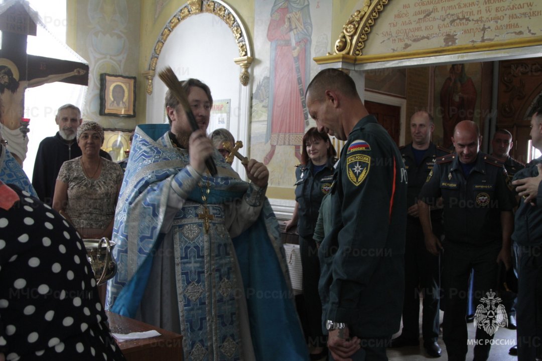 Сотрудники Донского МЧС приняли участие в благодарственном молебне в честь образа Божьей  Матери «Неопалимая Купина»